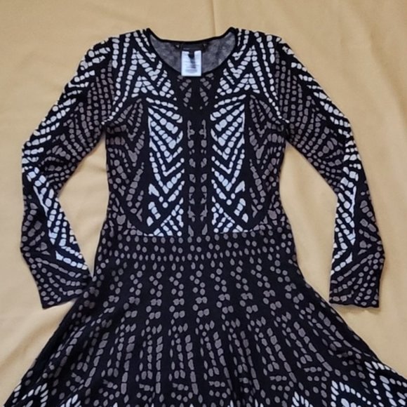 BCBGMaxazria Stretch Printed Long Sleeve Dress - Picture 5 of 9